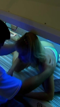 Blonde Sensuelle Se Fait Baiser Dans Le Cul Pendant Une Séance De Solarium