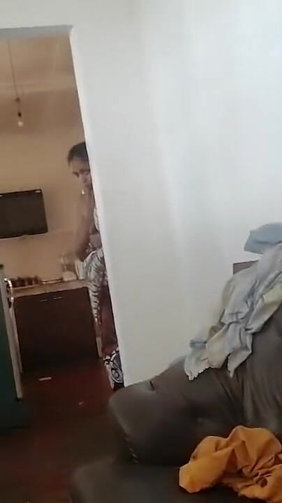 Tina Baby: Une femme de ménage desi se fait prendre en train...