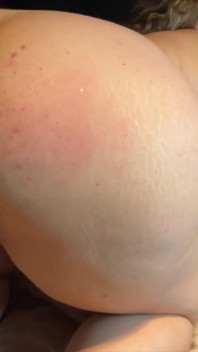 Ragazza arrapata si scopa la figa e fuma un sigaro