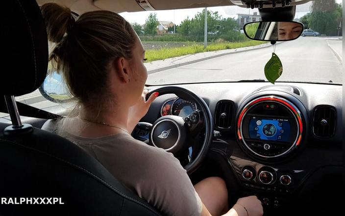 RalphXXXpl: Гаряча зрадлива дружина підвозує незнайомця і відсмоктує його в машині на вулиці