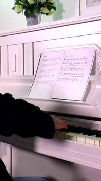 Lezione di piano arrapata con sorpresa finale!