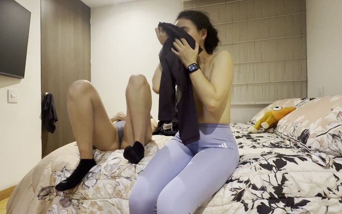 scarlettandc: Zwei mädchen kommen verschwitzt aus dem fitnessstudio, ziehen sich aus...