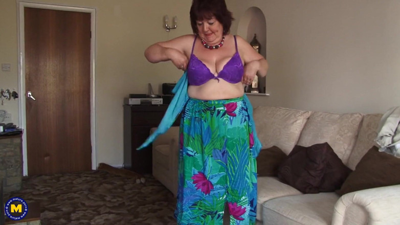 Mature Solo NL: Naughty GILF is rubbing and toying her snatch