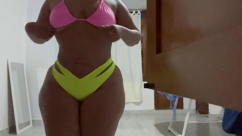 zendella usain: ENFERMEIRA troca de roupa e é pega na câmera no escritório