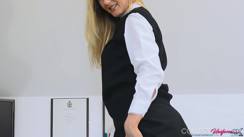 College Uniform: Üniversiteli kız sammi tye ile striptiz yapıyor