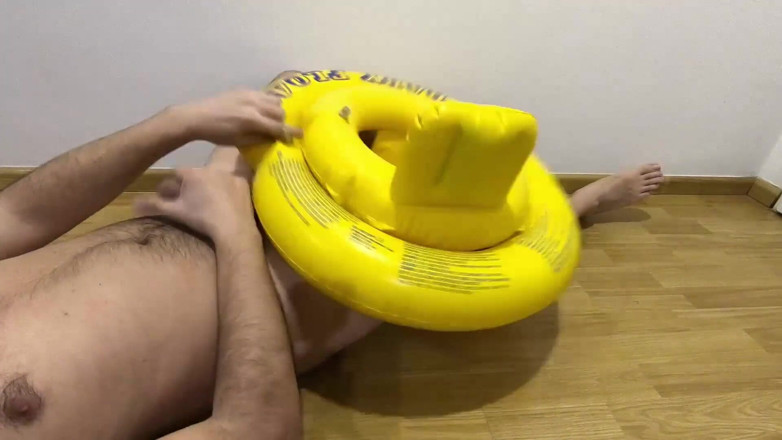 Inflatable Lovers: Giocando con il galleggiante 1