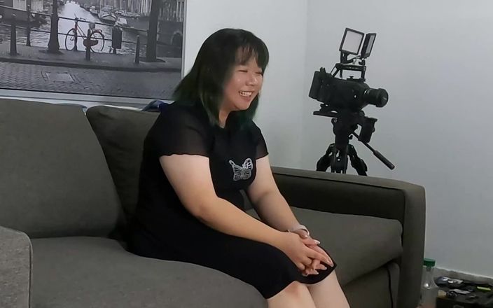 Glass Desk Productions: Mystie Lee कास्टिंग. मोटी एशियाई रंडी अपनी चूत और गांड में लंड लेती है।