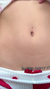 Studente Magro Gioca Con Il Suo Ombelico E Stuzzica La Sua Pancia Magra