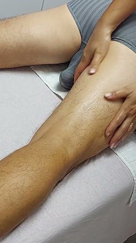 Kejutan pancutan air mani semasa urut! Tukang urut blonde dengan buah dada besar membuat pelanggannya pancut dalam seluar dalam