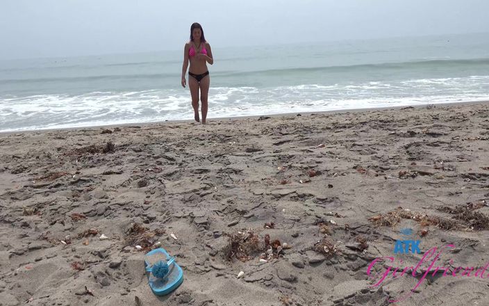 ATK Girlfriends: Tienda de follar en la playa