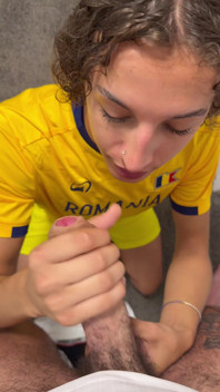 Vysoký anglický nevlastní otec vykouří rumunský Femboy
