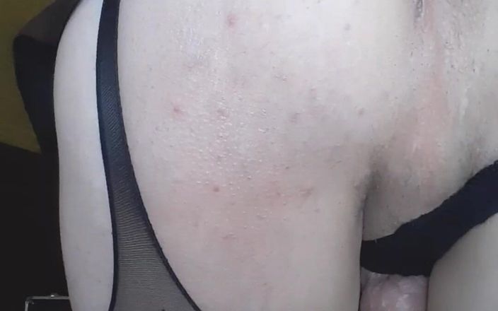 Cassandra_Ladzi: Banci nakal kulit putih ini lagi asik muasin memeknya pakai...