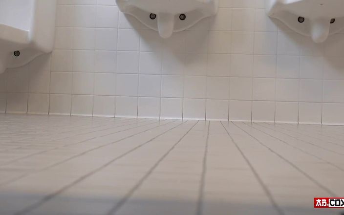 TattedBootyAb: Kepergok mesum di kamar mandi kampus