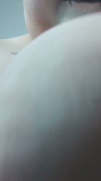 Dominatoarea mare și frumoasă Venus Aurea te răsplătește stând pe fața ta în timp ce ești în lesă