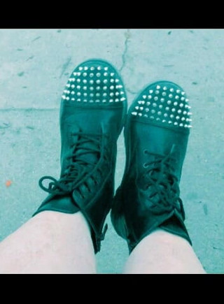 BBW nurse Vicki adventures with friends: Hog warts Jumper und verrückte dorne stiefel in einem lokalen...