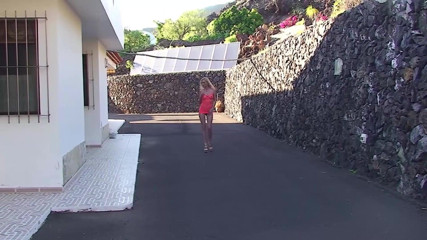 Gazongas: Blonde schlampe fingert ihre muschi im freien
