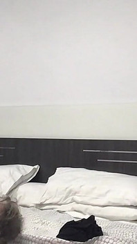 Pasangan berfantasi Tentang seks bertiga bermain dengan dildo