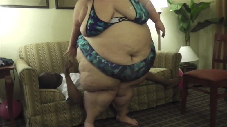 Full Weight Productions: Little Bulldog belajar bagaimana BigmommaKat bermain bola