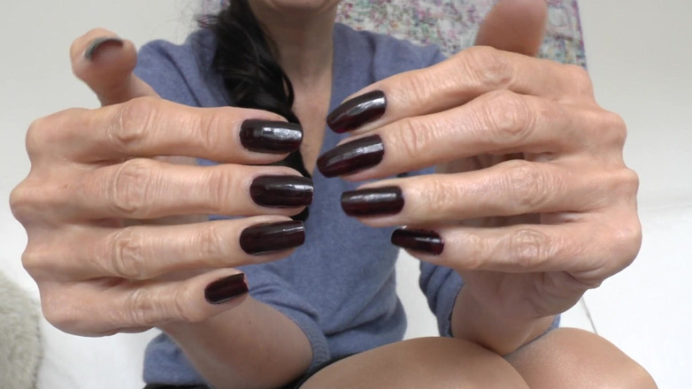Lady Victoria Valente: Tmavé nehty vás oslabují, JOI, Lady Victoria Valente