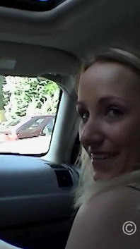 Sexe sur un parking avec une blonde sexy