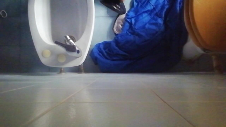 Culopeke: Guy tied her legs and opens her tight ass
