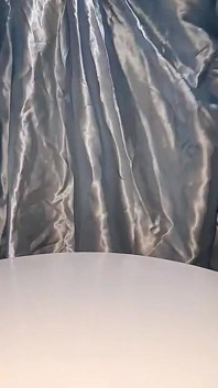 Travesti éjacule dans une robe de couilles élégante en satin