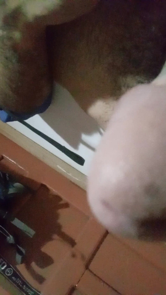 Cute boy jerks off: आदमी अपने कमरे में भूसे लेने के लिए बाथरूम से बाहर आया जबकि उसके घर में कोई नहीं है