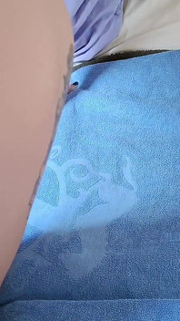Cewek sange ini lagi asik masturbasi sendirian sampai belenggu