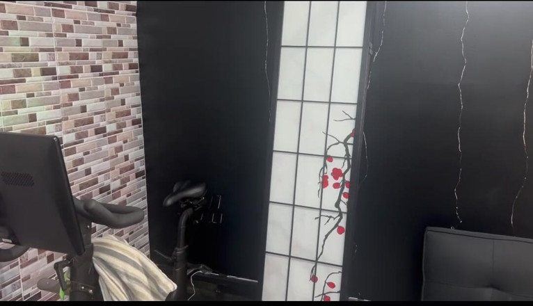 Kandylegsxxx: Kandylegs Lifts and Sucks the 200 Pound Godfather