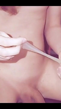 操一个装满我的小便的避孕套，玩弄精液！