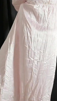 Indonésia menina com uma bunda grande experimentando um novo vestido de cetim, mais recente pornô viral indonésio