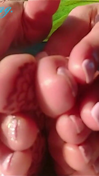 Massaggio con i piedi piedi bagnati dita scivolose leggero foot strokes belle unghie pedicure sexy ginnagg