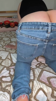 Buttcrack Jeans Pierdzi w łóżku
