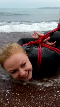 Hogtied într-un costum umed - frânghie Bondage Escape Challenge pe plajă