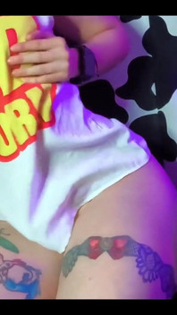 Ragazza con dildo figa stretta durante il camshow