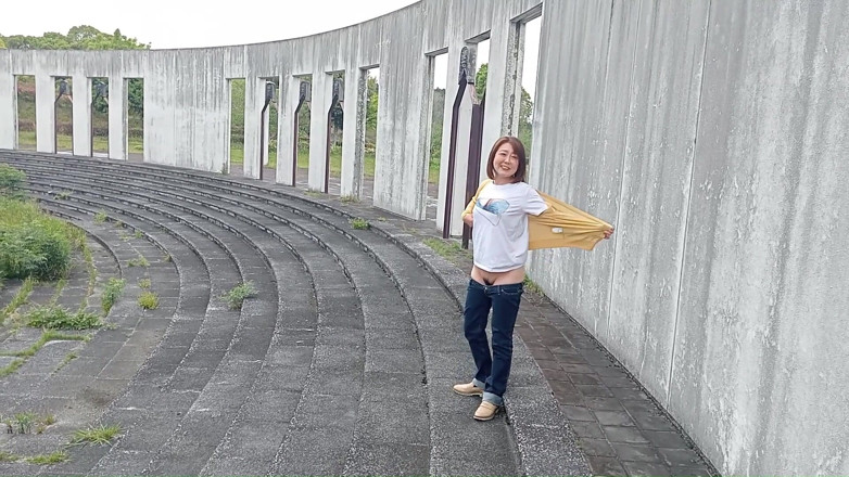 Mayumi Kanzaki: Tiếp Xúc Ngoài Trời Với Quần Jean Cạp Cực Thấp