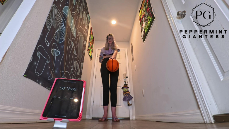 Peppermint Giantess: 6'7 große göttin, einhändig-basketball-herausforderung, wie lange können diese riesigen Hände...
