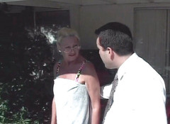 Gilfy Pleasure: Blonde gilf wordt anaal geneukt bij het zwembad