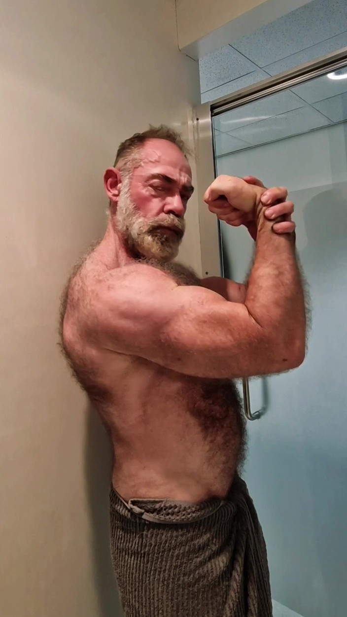 JackvanDean: Urso musculoso peludo flexiona e toma banho