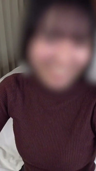 乳晕很大的丰满美女渴望亲密关系。深吻和弹跳曲线以巨大的奶油派结束。