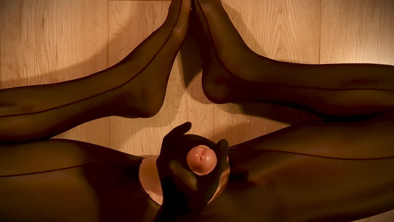 Julie Shine: Sperma Denso Sulle Mie Calze Nere Lucide