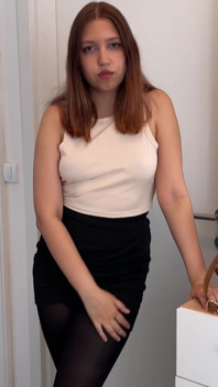 Heißes büromädchen erwischt kollegin, als sie sie anschaut und er fickte sie in strumpfhosen, wenn sie sich auf geschäftsreise teilt