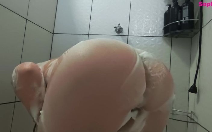 Sophie HelenAss: Гаряча блондинка з великою дупою приймає душ після спортзалу! Sophie Helenass