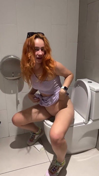 Meando en baños públicos con mi amiga sexual!