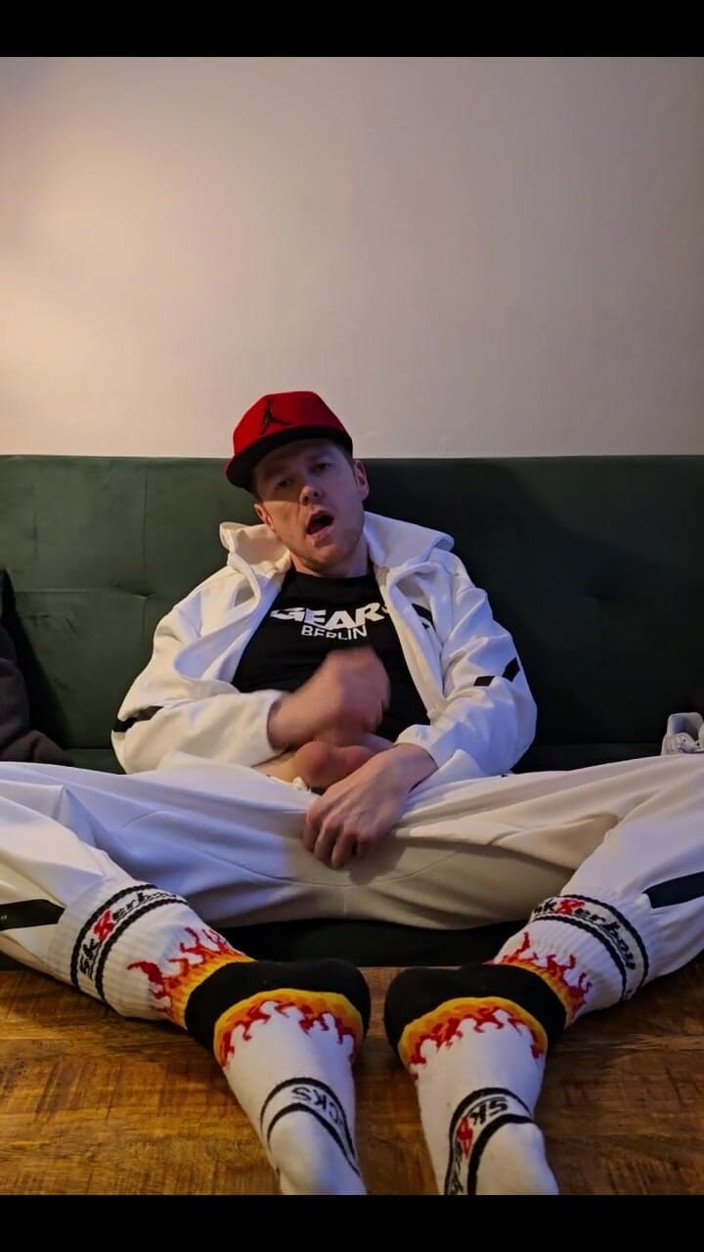 Roman Heart: Beyaz Adidas Track Suit içinde eğlence