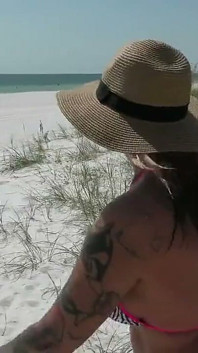 Ik hou ervan om een harde pik te neuken na een dag op het strand