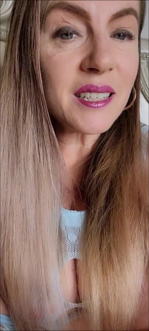 Nikki Nevada: セクシーな水色のカットアウトドレスを着ている熟女ニッキはガラスディルドで自慰行為をし、JOIを与える