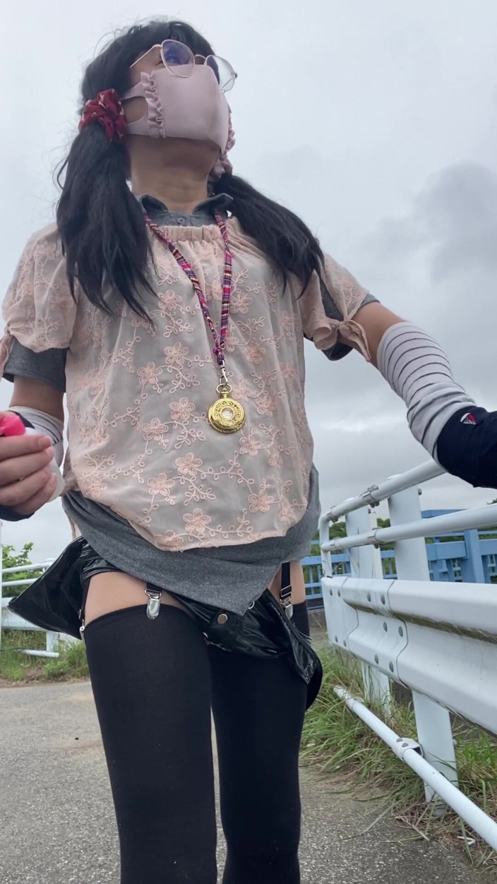 megu2002: Spodnie No258 Exhibitionist Walking in Gap-Leg