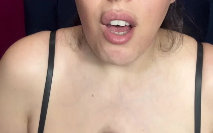 Young_strawberry: 熟女乞求：射在继母的大胸部上，我想尝尝那个精液