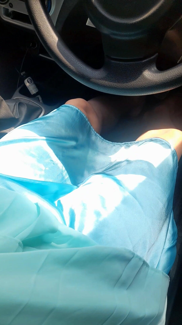 Naomisinka: Döl giyen mavi şifon elbisesi ve saten astarlı